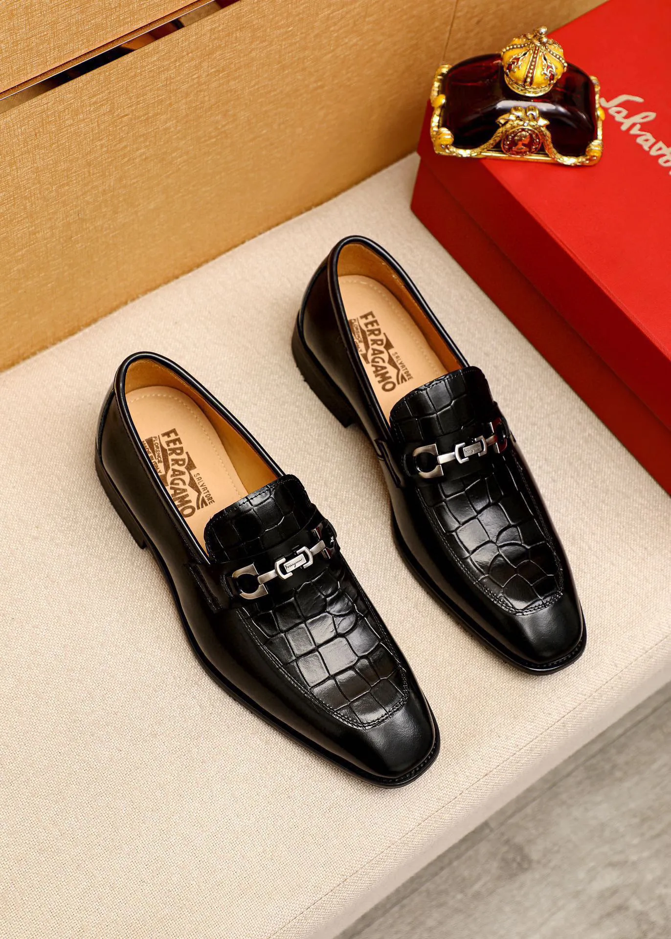 Men's shoes 💰460 💐 Product trademark: Ferragamo "Ferragamo" casual leather shoes Regular size: 38-44 (custom-made for 45🉑️) Product materials: Selected imported first-layer calfskin embossed upper + original hardware buckle, imported water-dyed cowhide leather lining. Strong three-dimensional visual effect, combined outsole Color: 1⃣️color optional